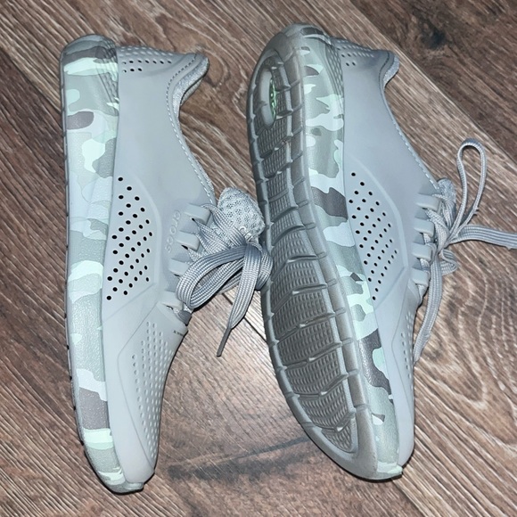 CROCS Light Gray sneakers women’s size 7 - Picture 6 of 8